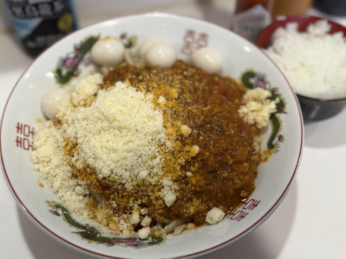 限定『ミートソース』＋うずら＋粉チーズ＋ライス

ボロネーゼ以来のミートソース。
旨い！
もはや、ラーメンというより生パスタのミートソースという感じ。
柔めのもっちり麺が生パスタっぽさを感じさせるのかも。
ライスはドボン。
お腹いっぱいです。
ご馳走様でしたー！