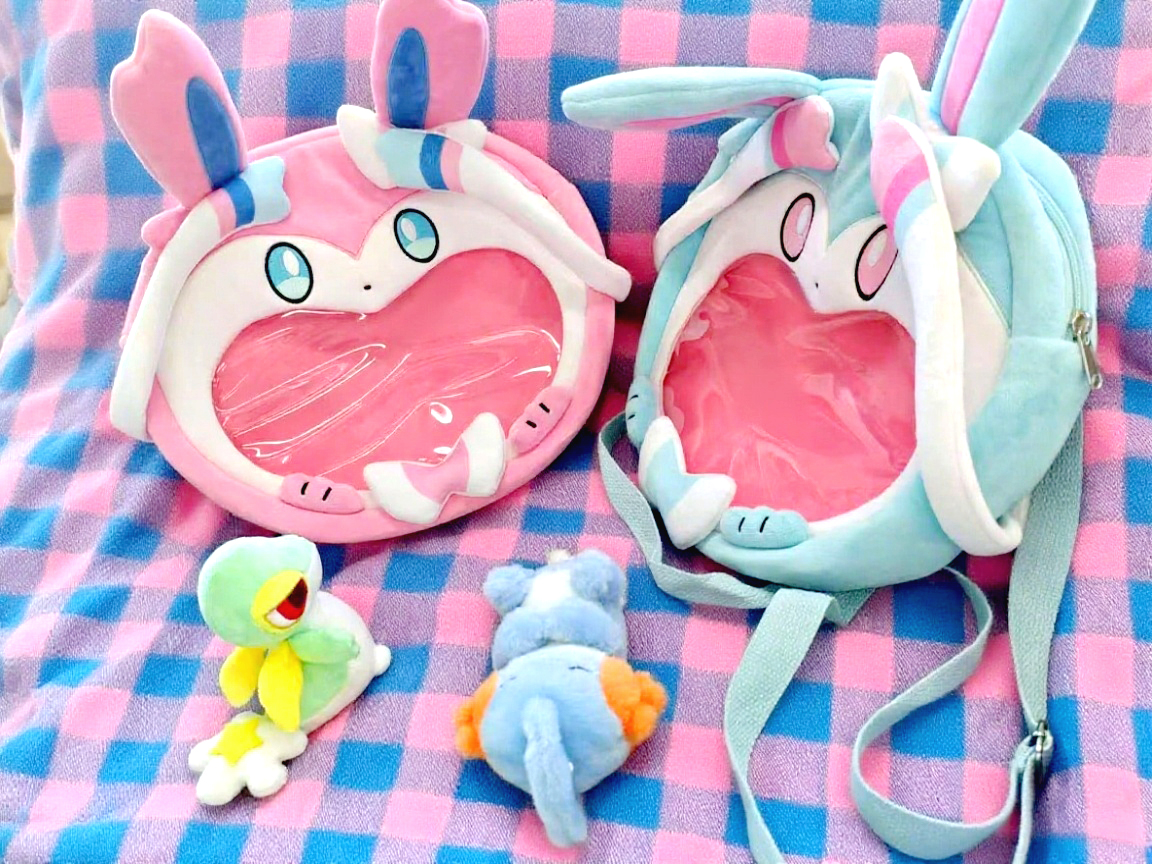 PGoods42105's tweet image. 🎀Hey Trainers! Love Sylveon? Then you've got to check out this!
sylveon-itabag：
puffo.net/product/%e3%80…
sylveon pk ball：
puffo.net/product/%e3%80…
   
#Sylveon #pokemon #pokémonMerch #itabag #pkball #PokéBall