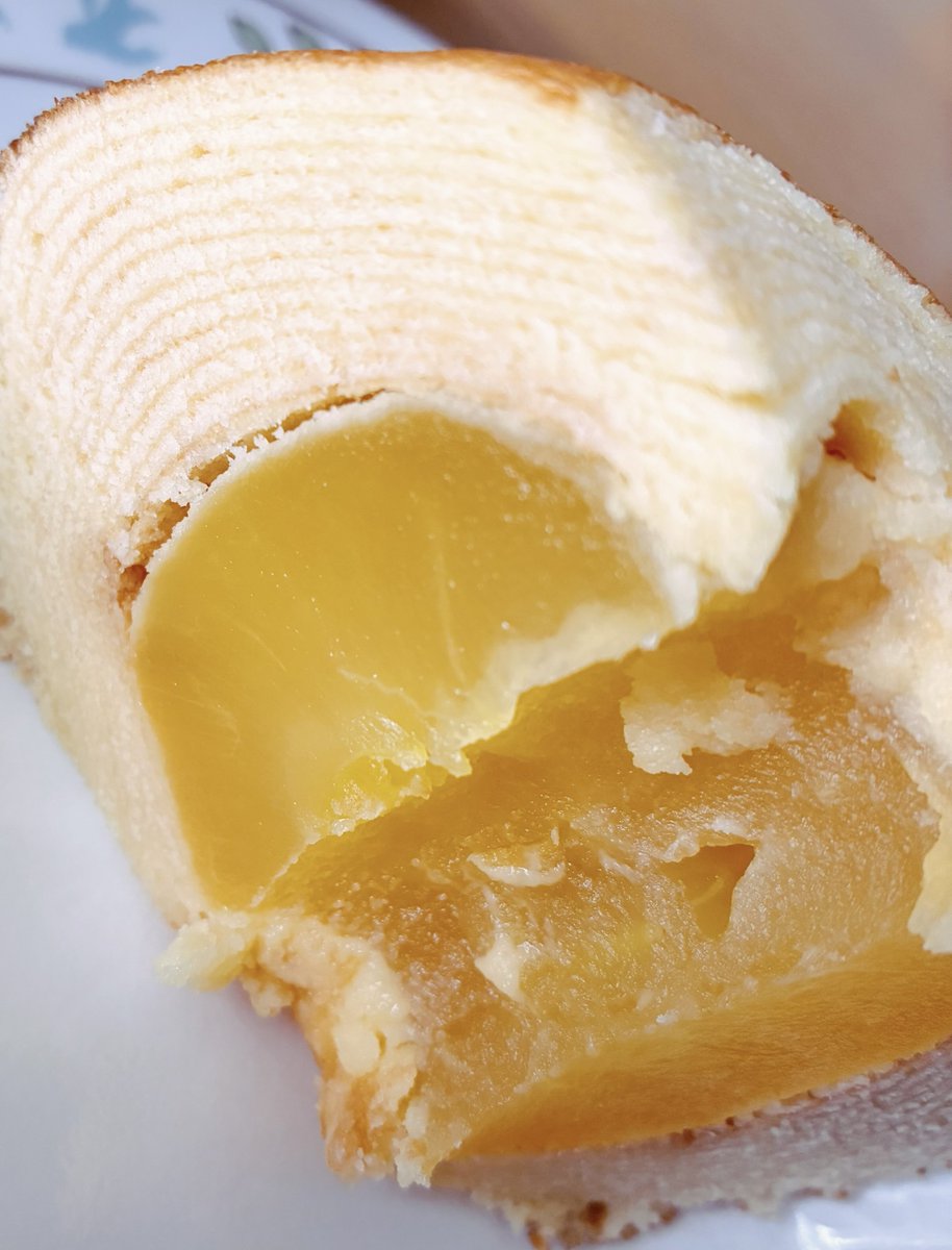 🍎バームクーヘンはじめて食べてみてるけどおいしすぎる！😋