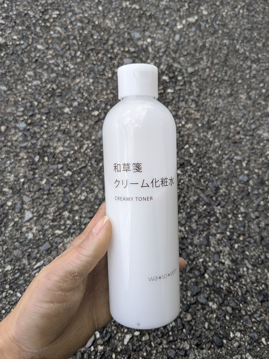 kakkashou's tweet photo. 前、オールインワンいいよって言ったのこれです。
スキンケアも化粧水で水分いれる→クリームで蓋じゃん？
うちらの手足そもそも水分ないからさ、ハンドクリームだけだとね…、これなら化粧水兼クリームだから楽だしいいかなって。
実際、他のオールインワンとかより◎
#掌蹠角化症 #keratoderma https://t.co/XxE974xkAz