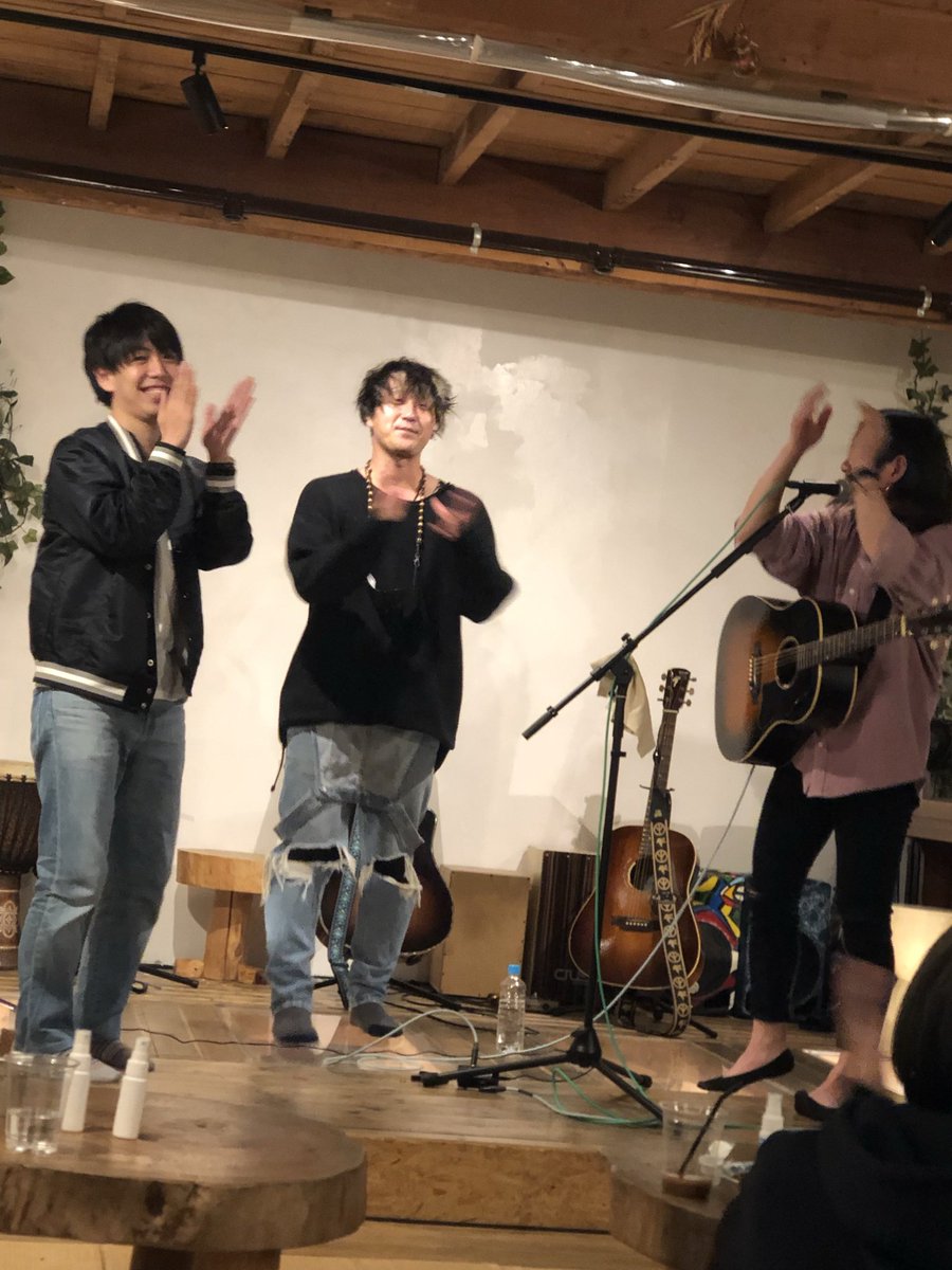 zhNEL4SzNBTcok3's tweet photo. ❤️💚🧡🩵💛💙💜🩷💚
#少年ピース思い出祭り①
❤️💚🧡🩵💛💙💜🩷💚
👬#少年ピース👬
✌️#常陸淳✌️くんは、
配信越しにずっと聞いてましたが、ライブを見たのは🎊2021.12.17 が初めて
福島駅から少し歩いたところにある
「#EARTHDIVER」でした。
ステージの床は,ガラス張りでびっくり、畳敷で,カウンターもありました。
🎸#miyabi-gt🎸さんや
🎸#カナザワマナブ🎸さん,配信越しに知っていた
ファン友,「初めまして」が飛び交ってました。
🎸#サエキタカフミ🎸くんに会うのは,ずいぶん後のことでした🙋♀️