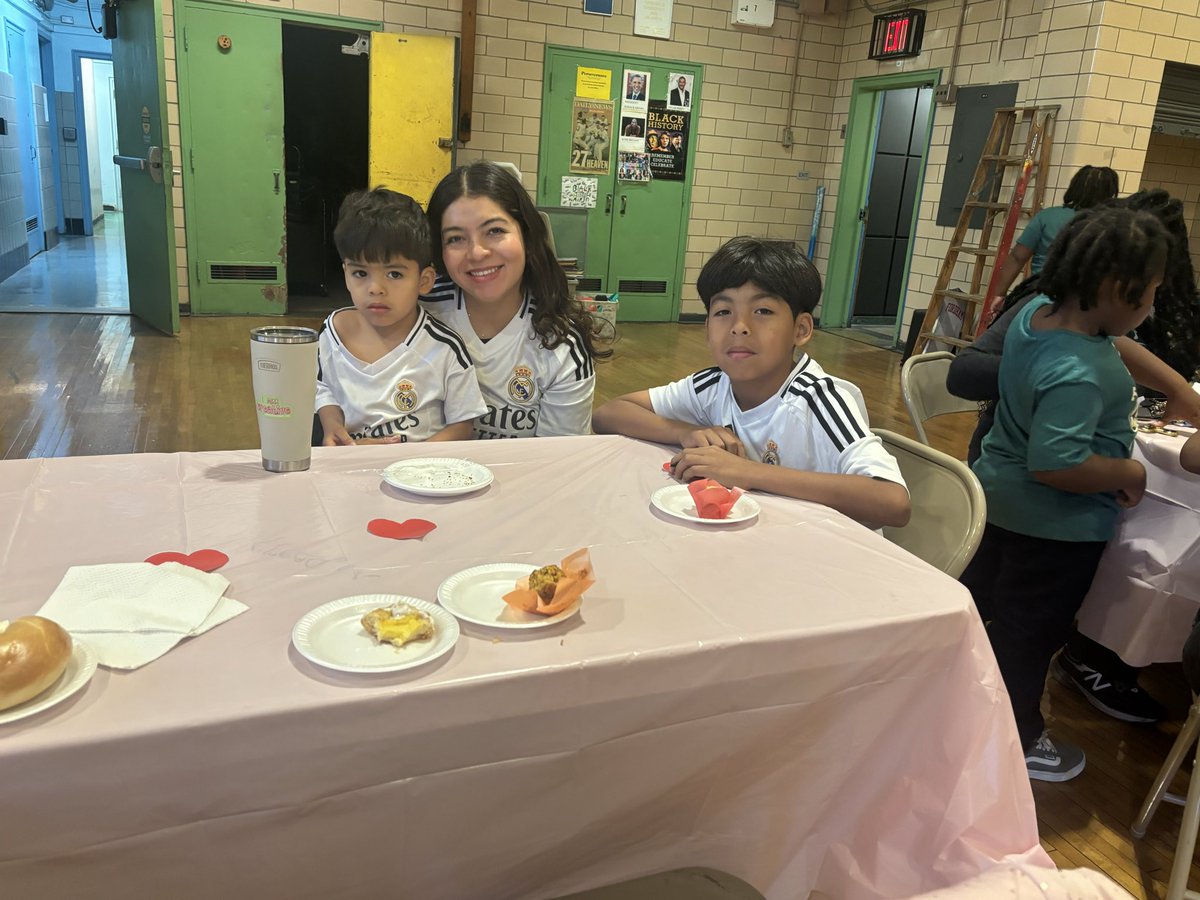 249Ps's tweet image. 🌟 What a meaningful evening! 💙
Tonight, families, staff, and students came together to connect, reflect, and grow through social-emotional learning.From heartfelt conversations to laughter!!
#SEL #CommunityMatters #FamilyEngagement 
#WhereCollegeBeginsInPrek