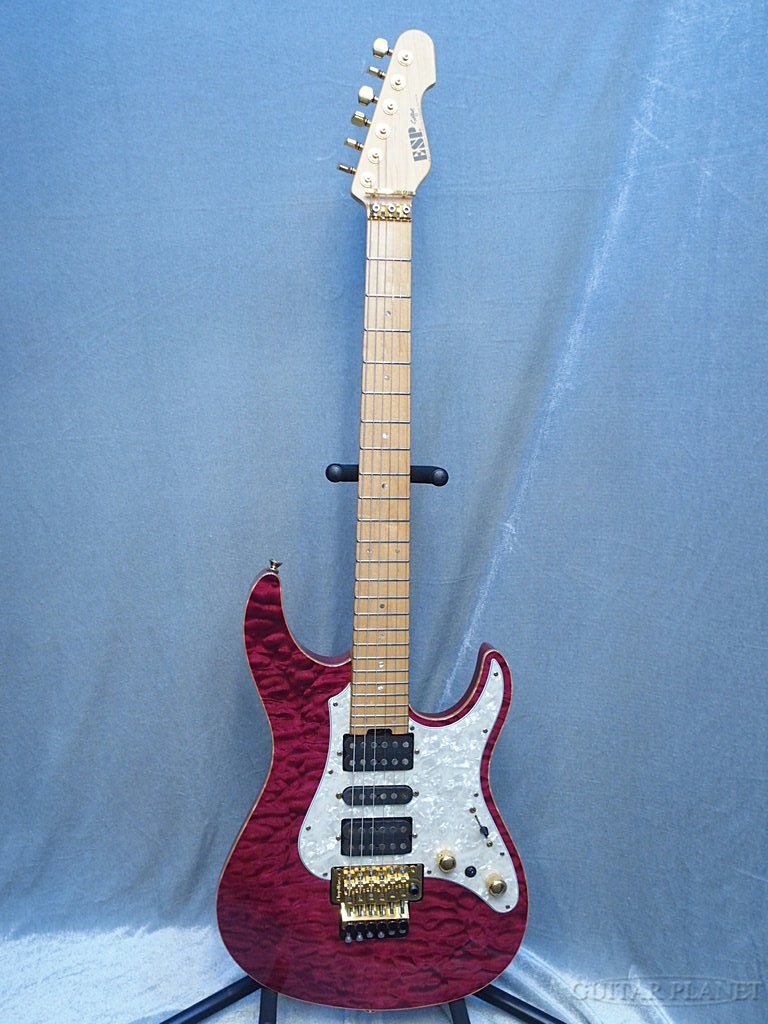 色鮮やかなマゼンタカラーにゴールドハードウェアが映えるESP SNAPPER