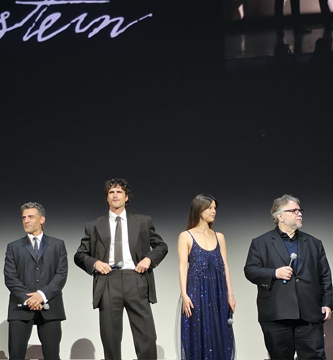 ladychanx's tweet photo. Et on oublie pas l'excellent Jacob Elordi ("la créature") et Alexandre Desplat (compositeur de la musique du film) en photo 📸🤗🔥 https://t.co/foKhqWizu7