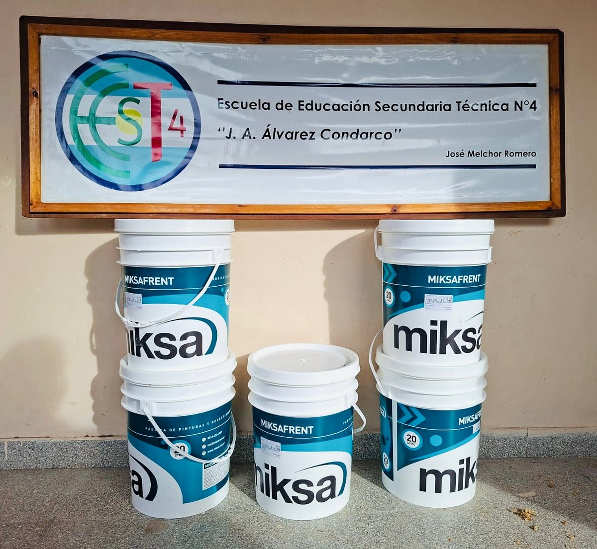 Gen_Futuro's tweet photo. ¡Otra vez lo hizo!
Gracias a pintureras #Miksa por la donación de pintura para nuestra querida EEST N°4 de Melchor Romero.
Apoyando la educación pública seguimos #GenerandoIguaidadDeOportunidades https://t.co/dMvO8fHpER