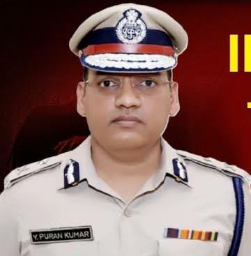 ImAkkiMakhand's tweet image. IPS अधिकारी Y Pooran Kumar जिन्हें दलित होने के कारण ही अपनी जान गंवानी पड़ी।
इतने बड़े पद के अधिकारी को भी जातिवाद का सामना करना पड़ रहा है? Pooran Kumar ने suicide note में 15 बड़े अधिकारियों के नाम लिखें हैं जिनमें Haryana Police DGP Shatrujeet Kapoor भी शामिल हैं।