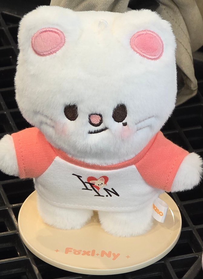 shoyoskz's tweet image. jiniret using the “i &amp;lt;3 I.N” shirt oh my heart🤧