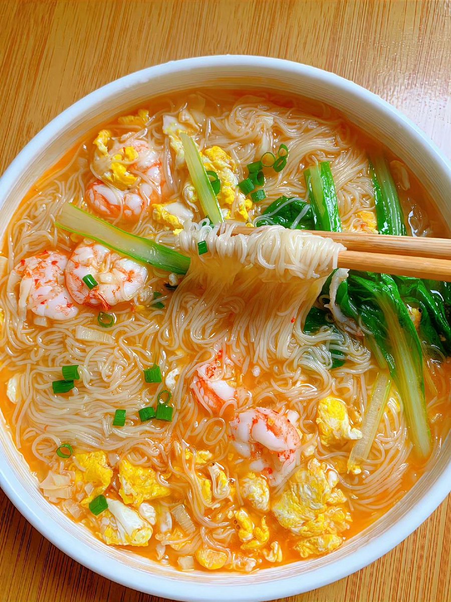 Who’s ever cooked this dish before? 🙋‍♀️🍜
A comforting bowl of rice noodles with shrimp, egg, and greens — light, flavorful, and heartwarming. 🦐🥬
Simple home cooking that always brings a smile. 💛