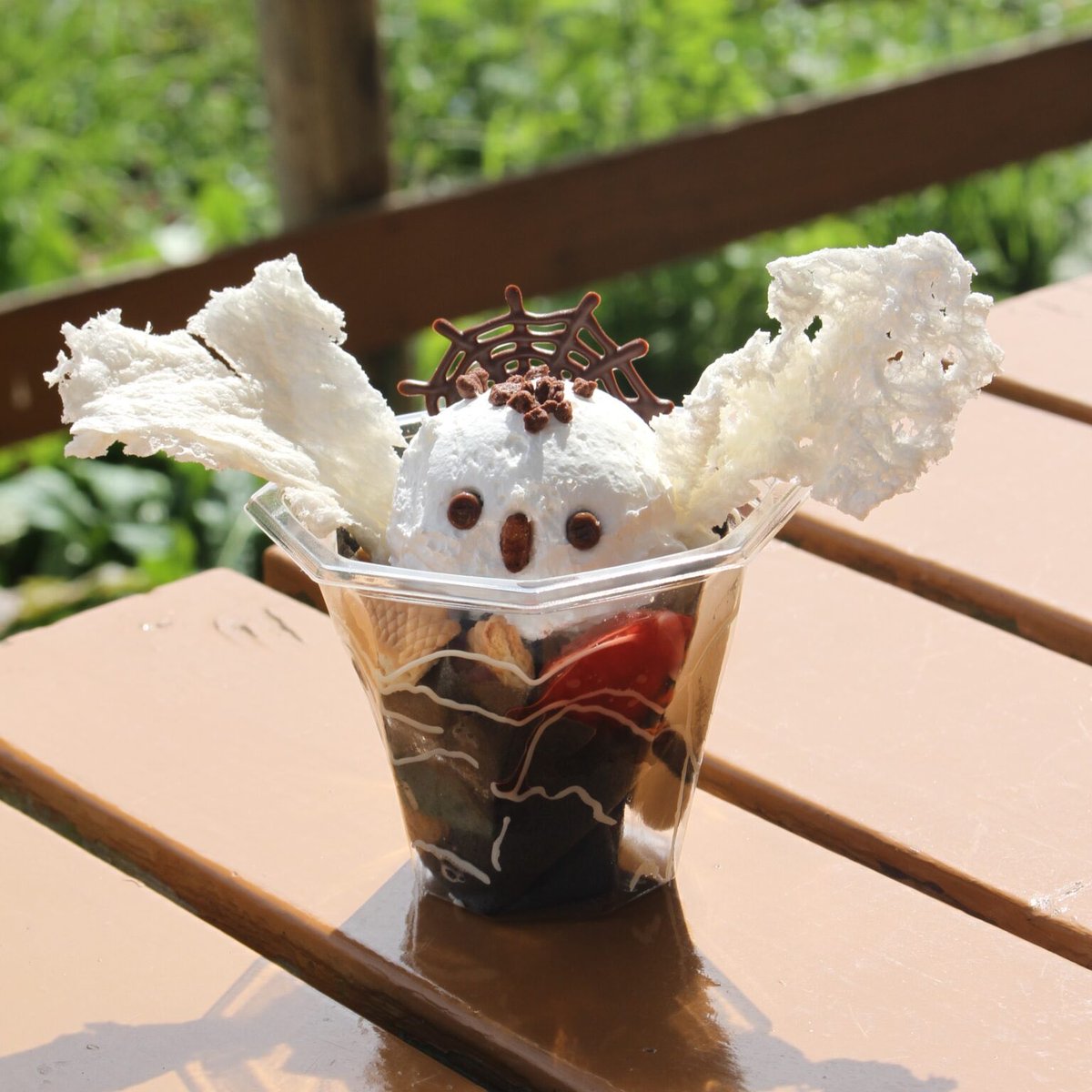 nakprstaff's tweet image. シロフクロウをモチーフにしたインパクト大の見た目も味も大満足デザート🍨
✨シロフクロウミルククレープ✨
10月11日~31日の期間限定で王国ファームレストランBOCCAにて¥680(税込)で販売しますのでぜひご賞味ください!…