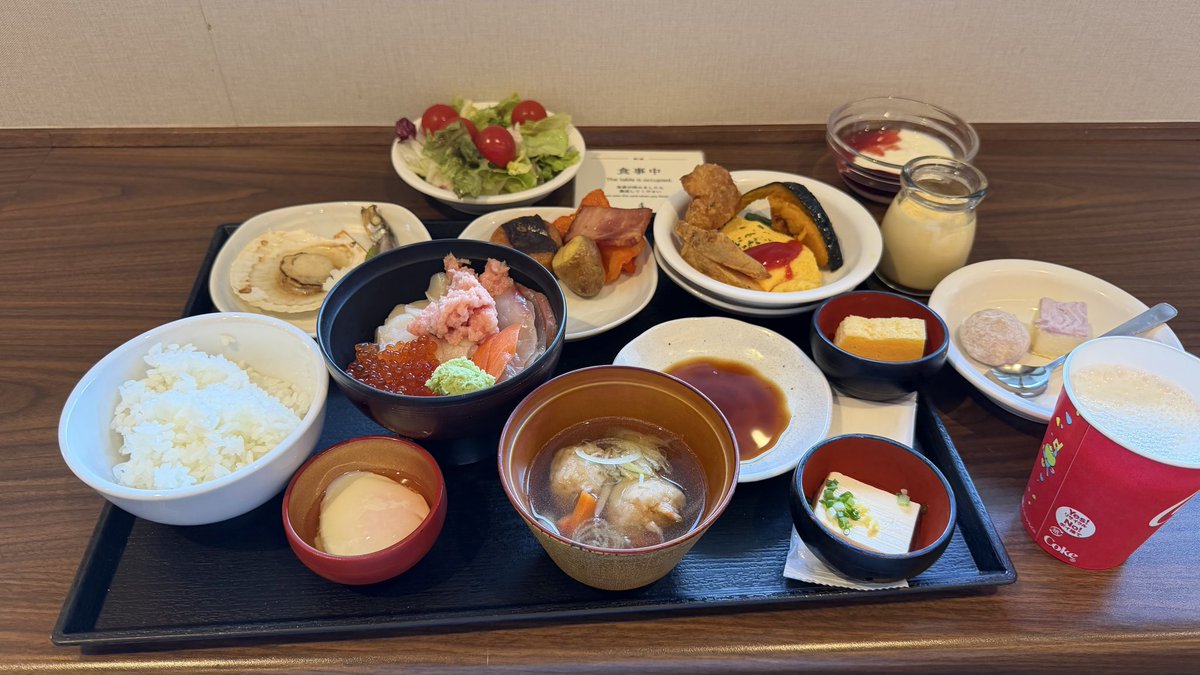 _novrain's tweet photo. 오타루 호텔에서 마지막 아침 식시
밥보다 많은 생선회들. 연어알, 연어, 가리비, 그리고 이름이 기억나지
않는 생선.
초고추장만 있으면 맛있는 회덮밥으로 먹을 수 있는데.
일본에서 식사를 하다 보면 채소 요리가 적다는 것을 느낄 수 있음.
그래서 샐러드를 꼬박꼬박 먹어여 함. https://t.co/pOP4qNzqII