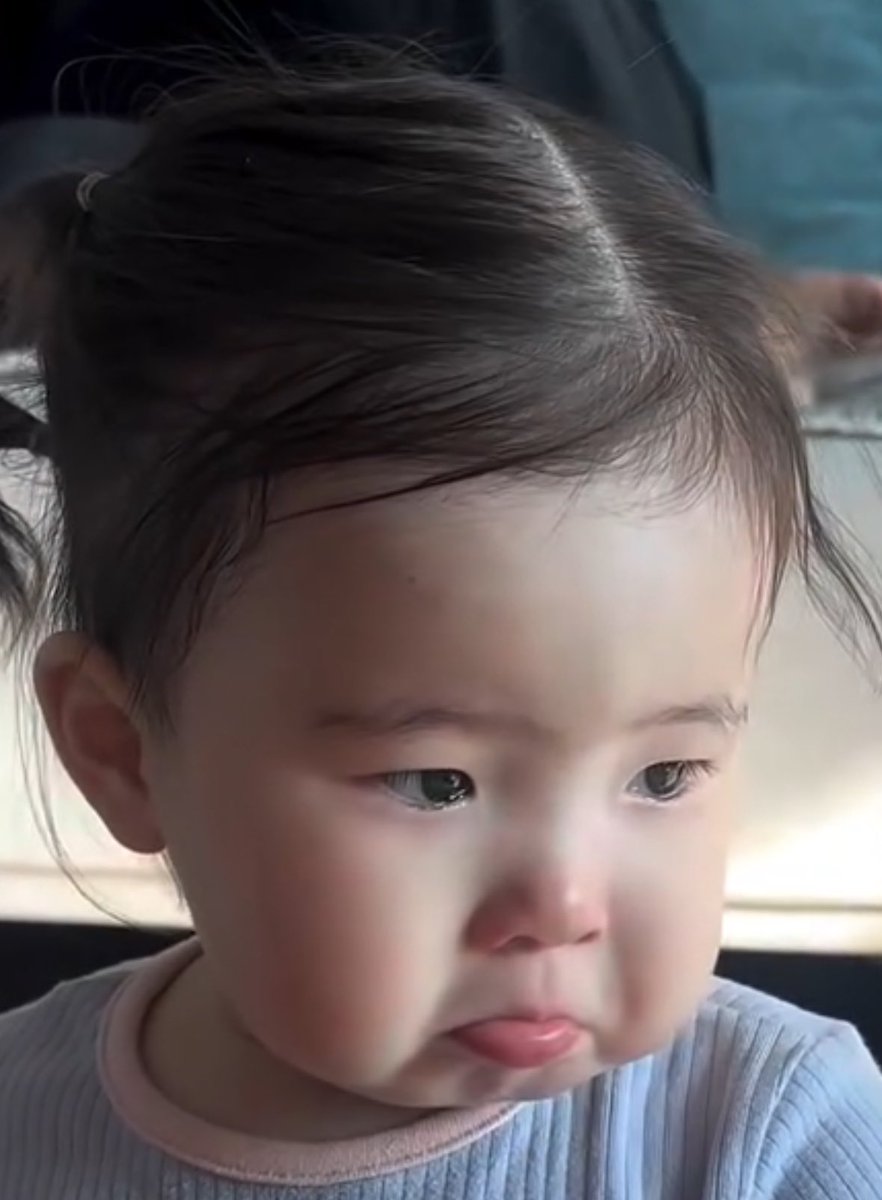 갤러리 정리하는데 민우 명예 아들 + 민우 딸
나란히 입 삐죽이고 있어서 귀여워서 웃었따 ㅠㅠ