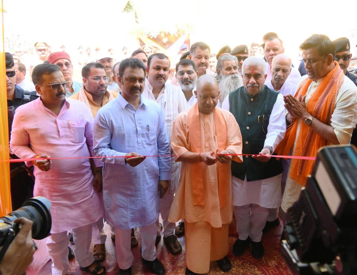 bjpmpsingh's tweet image. जनपद गोरखपुर में यूपी ट्रेड शो स्वदेशी मेला के शुभारंभ कार्यक्रम में मुख्य अतिथि उत्तर प्रदेश के यशस्वी एवं लोकप्रिय मुख्यमंत्री पूज्य महंथ योगी आदित्यनाथ जी महाराज जी एवं गोरखपुर जनपद के समस्त जनप्रतिनिधिगण व भाजपा के वरिष्ठ पदाधिकारियों के साथ सम्मिलित हुआ।।
@myogiadityanath