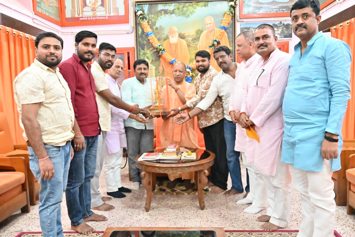 bjpmpsingh's tweet image. आज गोरखनाथ मंदिर में उत्तर प्रदेश के यशस्वी मुख्यमंत्री एवं गोरक्षपीठाधीश्वर परम पूज्य श्री योगी आदित्यनाथ जी महाराज से रामलीला कमेटी पिपराइच के पदाधिकारियों संग भेंट कर स्मृति चिन्ह भेंट किया एवं उनका आशीर्वाद प्राप्त किया।

@myogiadityanath 
@GorakhnathMndr