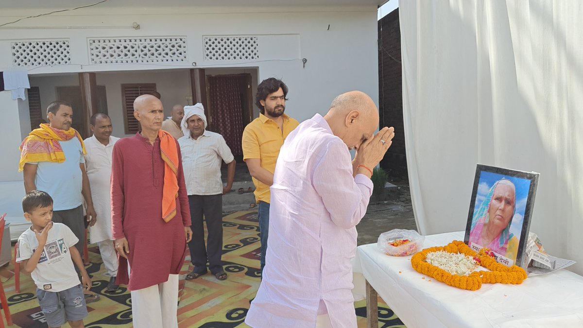 bjpmpsingh's tweet image. आज अपने पिपराइच विधानसभा क्षेत्र अंतर्गत ग्रामसभा बालापार में श्री सुधाकर पांडेय जी की पूजनीय माता जी के ब्रह्मभोज में शामिल होकर श्रद्धा सुमन अर्पित कर दिवंगत आत्मा की शांति के लिए प्रार्थना किया।
ॐ शांति