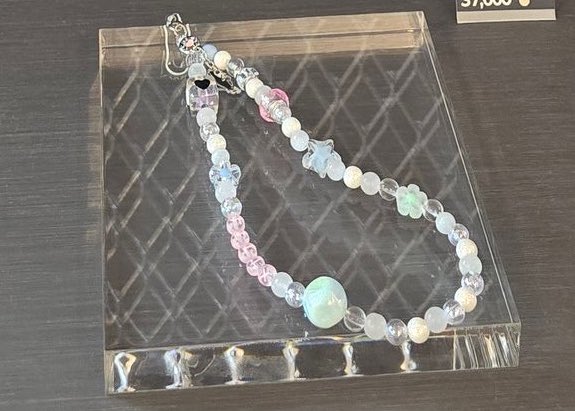 lixpost's tweet image. the beads strap designed by felix is sooo pretty i need it 🤧