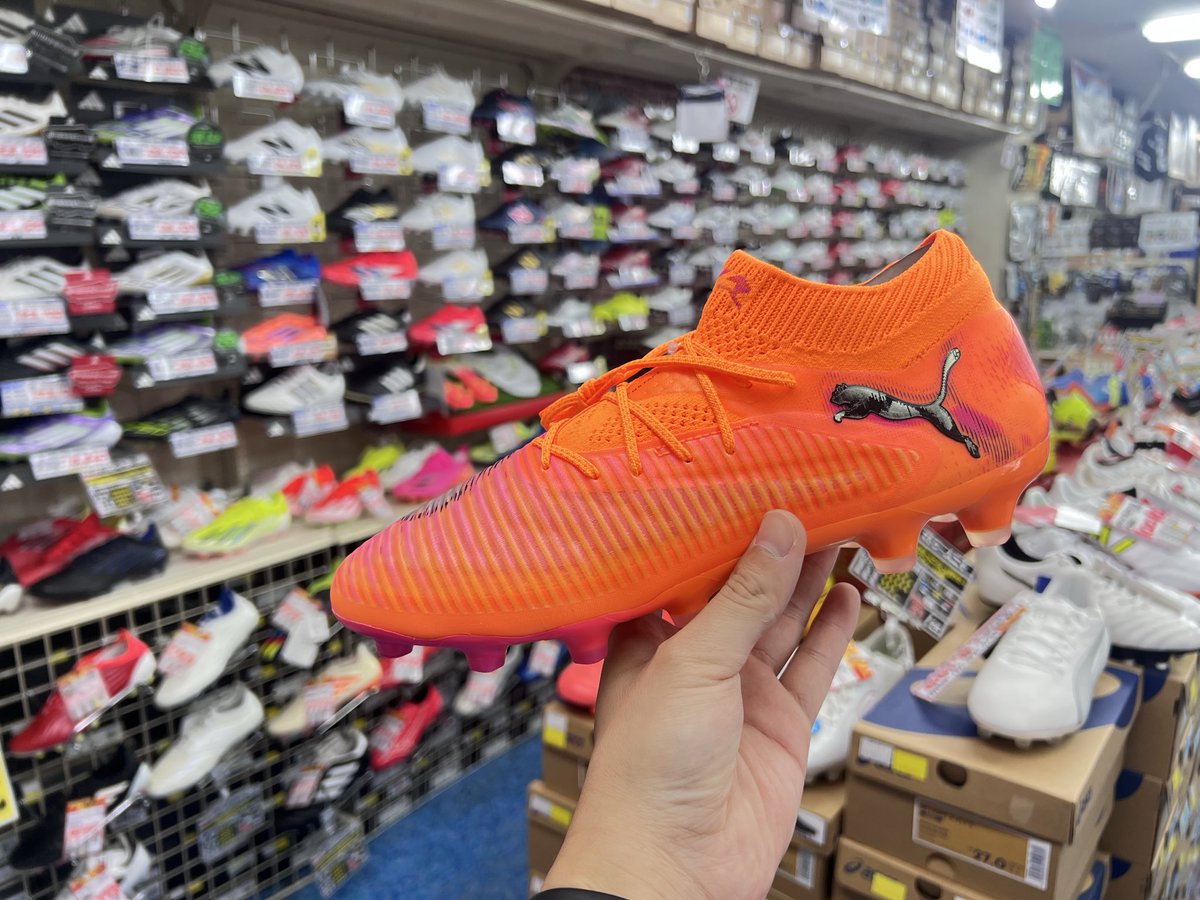 t_machida_fb's tweet image. プーマのニューカラー発売中です!
昨日の代表戦でも足元が映えていた今回のオレンジ色🟠
この発色の良さはプーマならではのカラーリングですごく好きな色味です✨
ご来店お待ちしております🙋♂️
#プーマ #フューチャー #ときわスポーツ #町田 #相模原