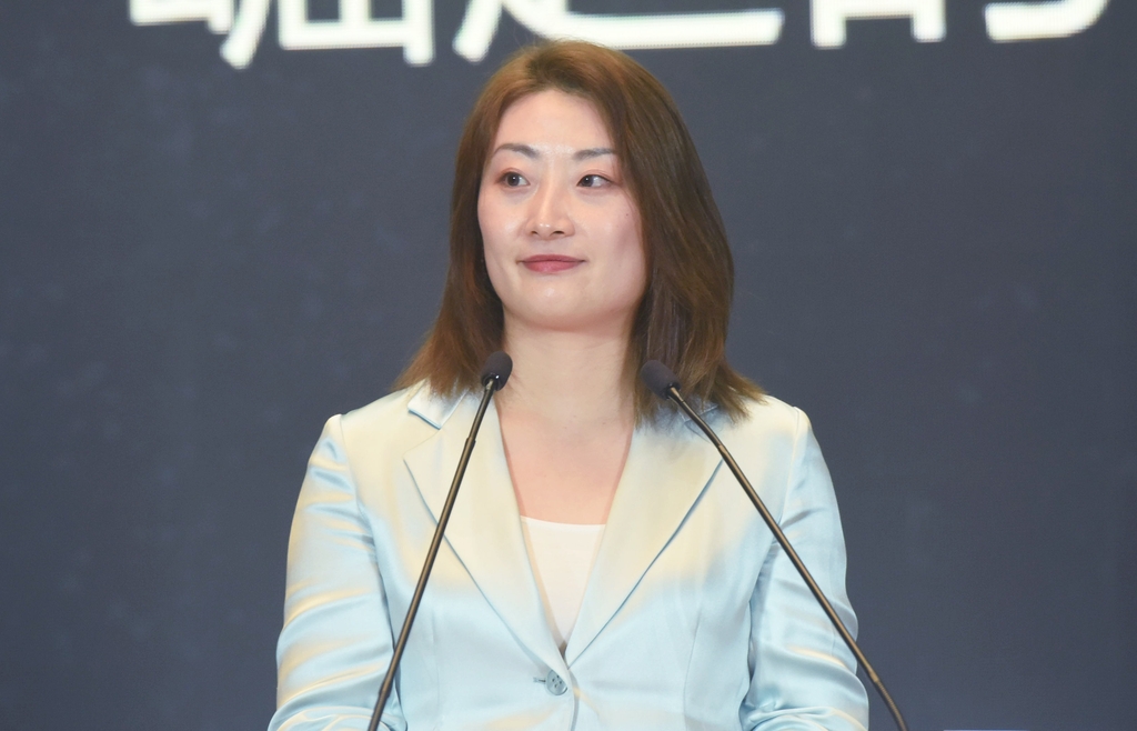 ChinaDaily's tweet photo. #ZongFuli, daughter of the late #Wahaha Group founder Zong Qinghou, has stepped down from her leadership roles at the beverage giant, according to people familiar with the matter.
Wahaha confirmed on Friday that Zong tendered her resignation as the company's legal representative, director and chairwoman on Sept 12. Her departure was formally approved by shareholders and the board of directors shortly before China's National Day holiday. #娃哈哈 #宗馥莉 #news