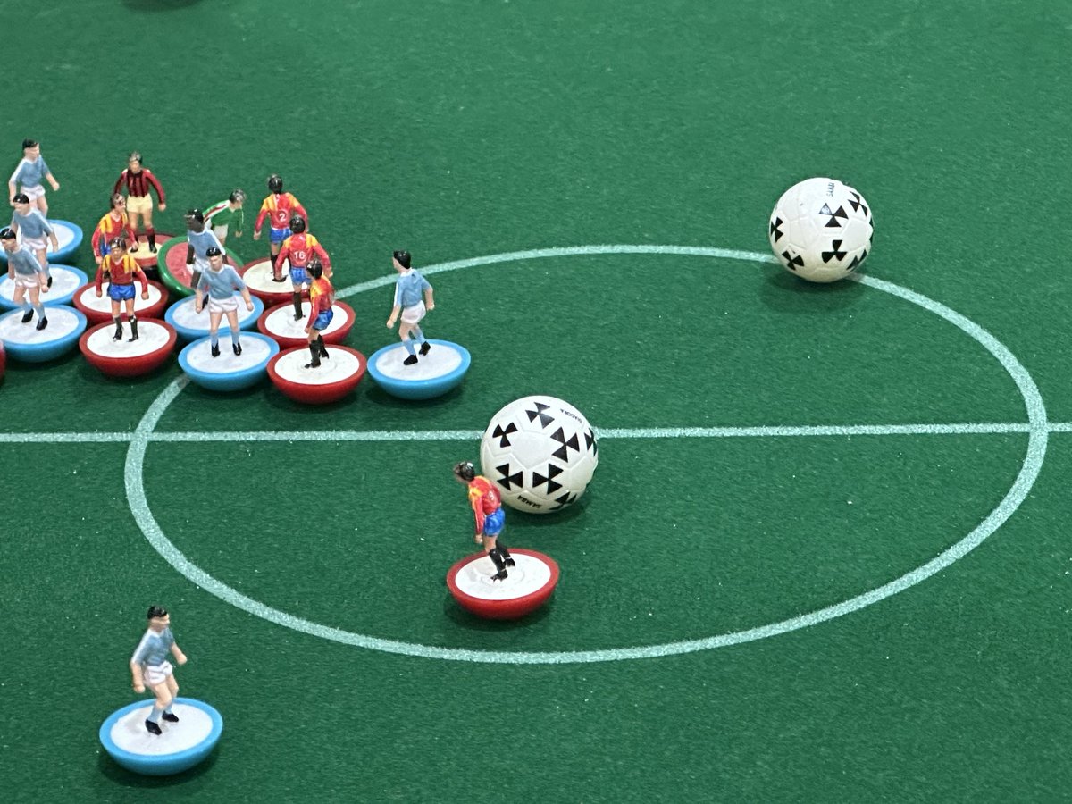 ishi0430tomo's tweet image. #テーブルフットボール #subbuteo
今日と明日で #ヨコハマフットボール映画祭 にイベント参加のサポート⚽️☝️

隣のブースの方、すげ〜‼️
@RokuYon23 
🇫🇷Garage TRICOLORE🇫🇷

クラブバスをご自分で手作り！！
カッコ良すぎる。
バスだけじゃなくてトラックとかも！！

カッケ〜🤩
