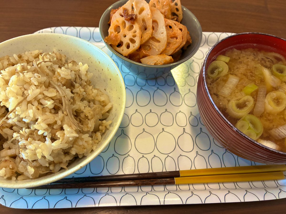 dyukio2's tweet image. 蓮根が主役の秋ランチ。
えのきとほっけの混ぜご飯に、
鶏と蓮根のオーロラソース和え、
白ネギと蓮根の味噌汁まで。
ほっこりした味わいに、季節を感じました🍁
#おうちごはん #ランチ #蓮根 #秋ごはん #混ぜご飯 #味噌汁 #yukki80