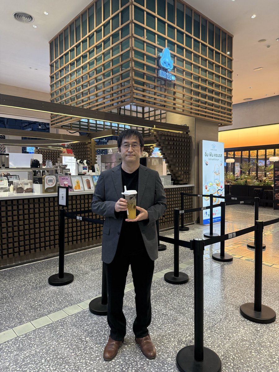 昨日の伊藤潤二さんは開幕式、メディア取材を終えて、ショッピングモールのセントラルワールドへ。

紀伊國屋書店さんとコラボカフェが本日11日（土）から開始のnose teaさんへ表敬訪問。

紀伊國屋書店さんではタイ語版、英語版、日本語版の伊藤さんの書籍が勢ぞろいで圧巻です！

nose