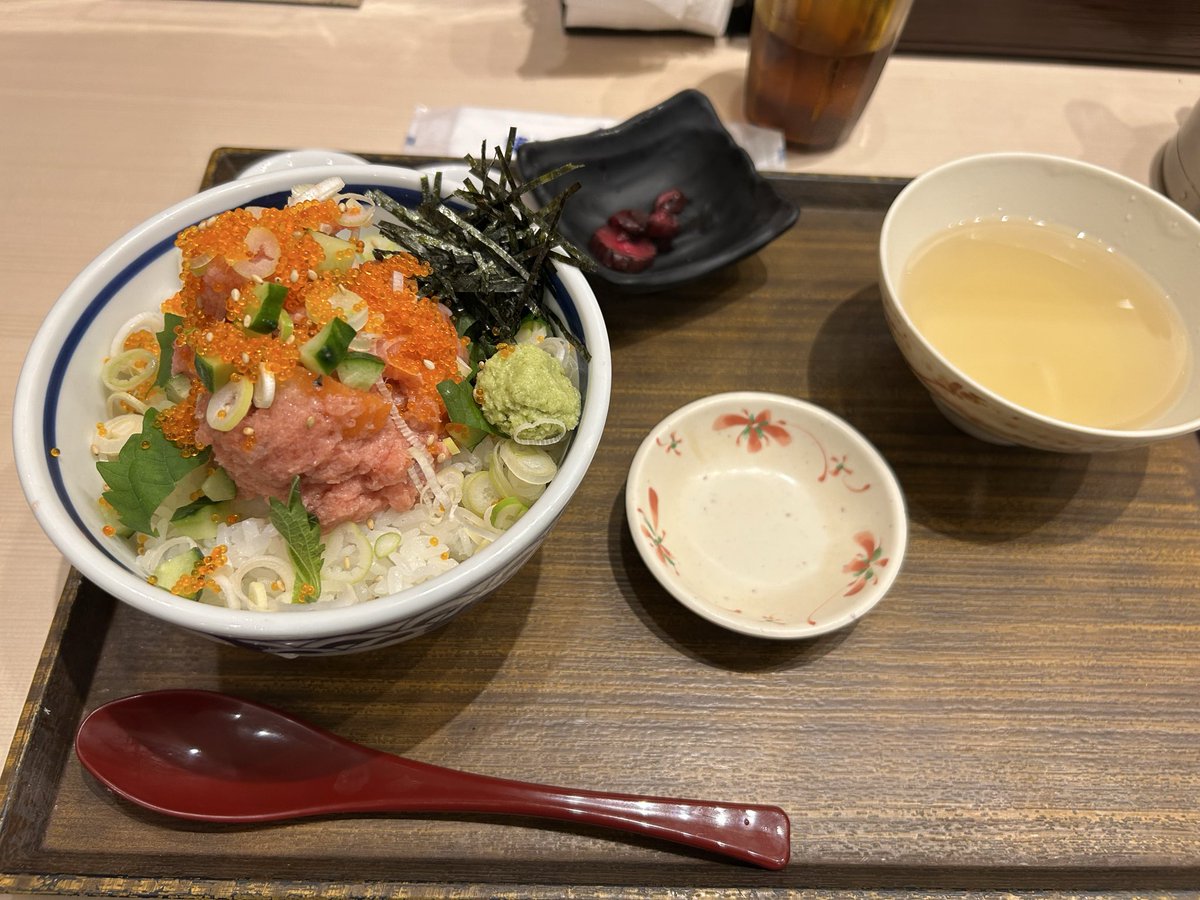 seedmirai's tweet photo. お久しぶりの
源ちゃん名物！海鮮贅沢丼！
やっぱり美味い！！！
おかわりしそうになりました笑 https://t.co/UdCdDCrGb6