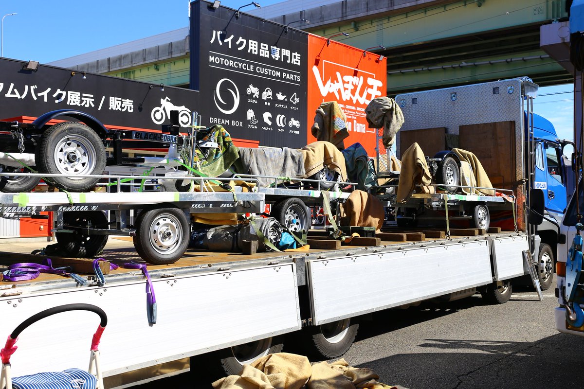 CARRIAGEBASE's tweet photo. こんにちは。キャリッジベースのメカニック＆フォトグラファーの笹田です。トレーラー大量入荷😁バイクトレーラー、マルチトレーラー在庫豊富となっております。問い合わせ、ご来店お待ちいたしております。
#マルチトレーラー #バイクトレーラー #カスタムトレーラー #BLACKCOBRA #ブラックコブラ https://t.co/OLWsUz3zdX