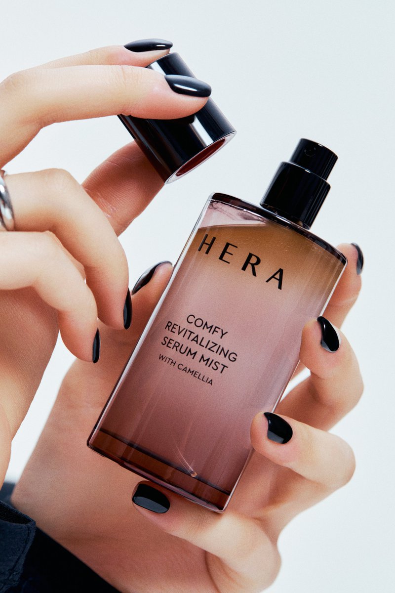 herabeauty_jp's tweet image. Coming soon..🖤
タイムレスな多幸感が宿るダブルレイヤーの水光ミストが新登場✨

メイク前やメイクの上から重ねるだけで、いつでもどこでも肌と気分を満たすうるおいをチャージ。

コンフィー セラム ミスト​
10,15(Wed):HERA公式オンラインストア・銀座三越

#HERA #ヘラ #ヘラBeauty