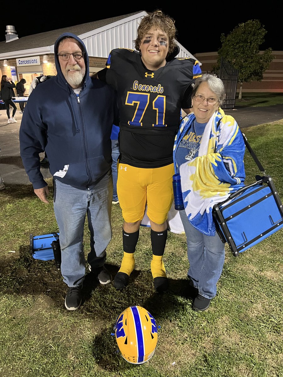 Senior Night 2025…. 🔵🟡

I sure love to watch Hutson play football! Thankful for the family and friends that came out to cheer him on tonight and stuck around to grab a photo with him! #GoAfterIt