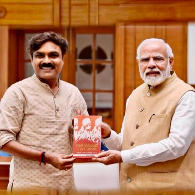 यह राष्ट्रीय अनुसूचित जाति आयोग के अध्यक्ष किशोर मकवाणा है। यह पद की गरिमा और जिम्मेदारी दोनों पर कलंक हैं। देश में हर दिन दलितों पर अत्याचार की खबरें आती हैं, महिलाएं शोषण का शिकार होती हैं, और अधिकारी तक जातिवाद से तंग आकर जान दे रहे हैं, लेकिन मकवाणा साहब हेलिकॉप्टर में घूमने,