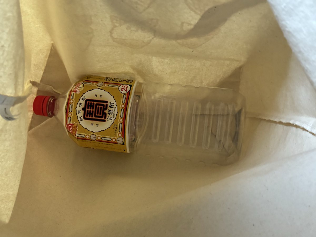 こちらトートバッグLサイズのサイズ感です！！

めっっっっちゃ大きいです！！😂
2Lも余裕で縦横入ります🙆‍♀️

※絵柄は今回とは違う柄で、現在販売はしておりません🙇‍♀️
※2Lのペットボトルが家にこれしか無かったんです、梅酒作った時に使ったやつなんです、大酒飲みとかではないです🙏

#Revius