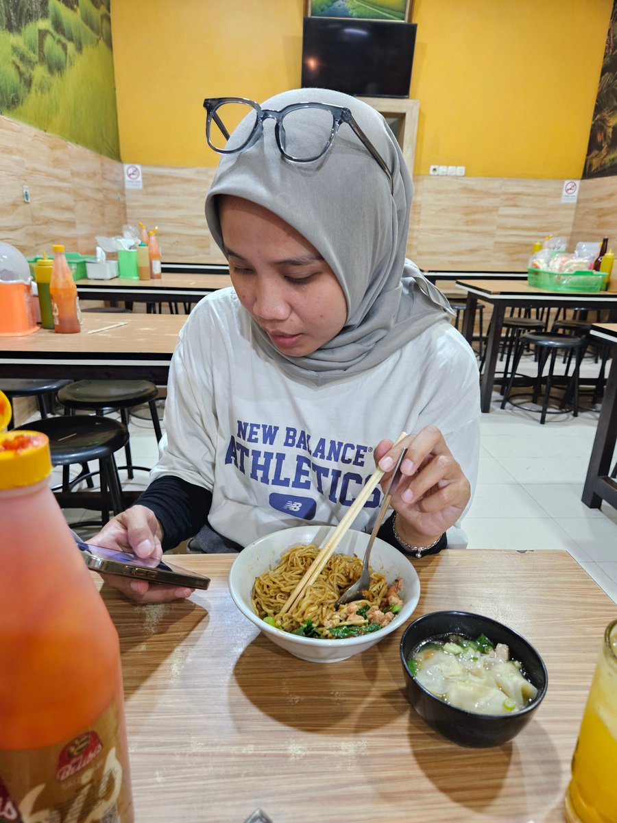 Di laut yang tenang;
Mie ayam yang matang.