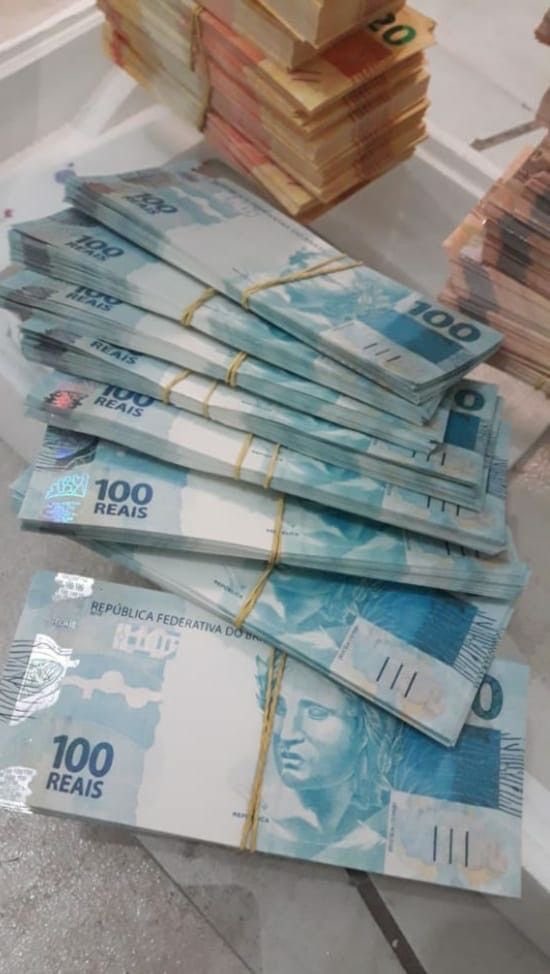 favelananet's tweet photo. 🗞️ ACONTECEU: Mulher recebe pix de R$ 2,4 milhões por engano e gasta tudo em um dia: “Pensei que fosse presente de Deus”. https://t.co/OhCwVVTqWg