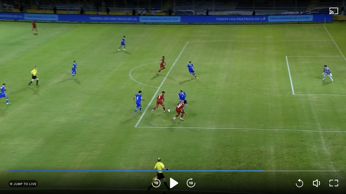 Son las dos mejores fotos que pude sacar. 
Honestamente es muy difícil establecer el momento exacto del contacto, pero parece offside