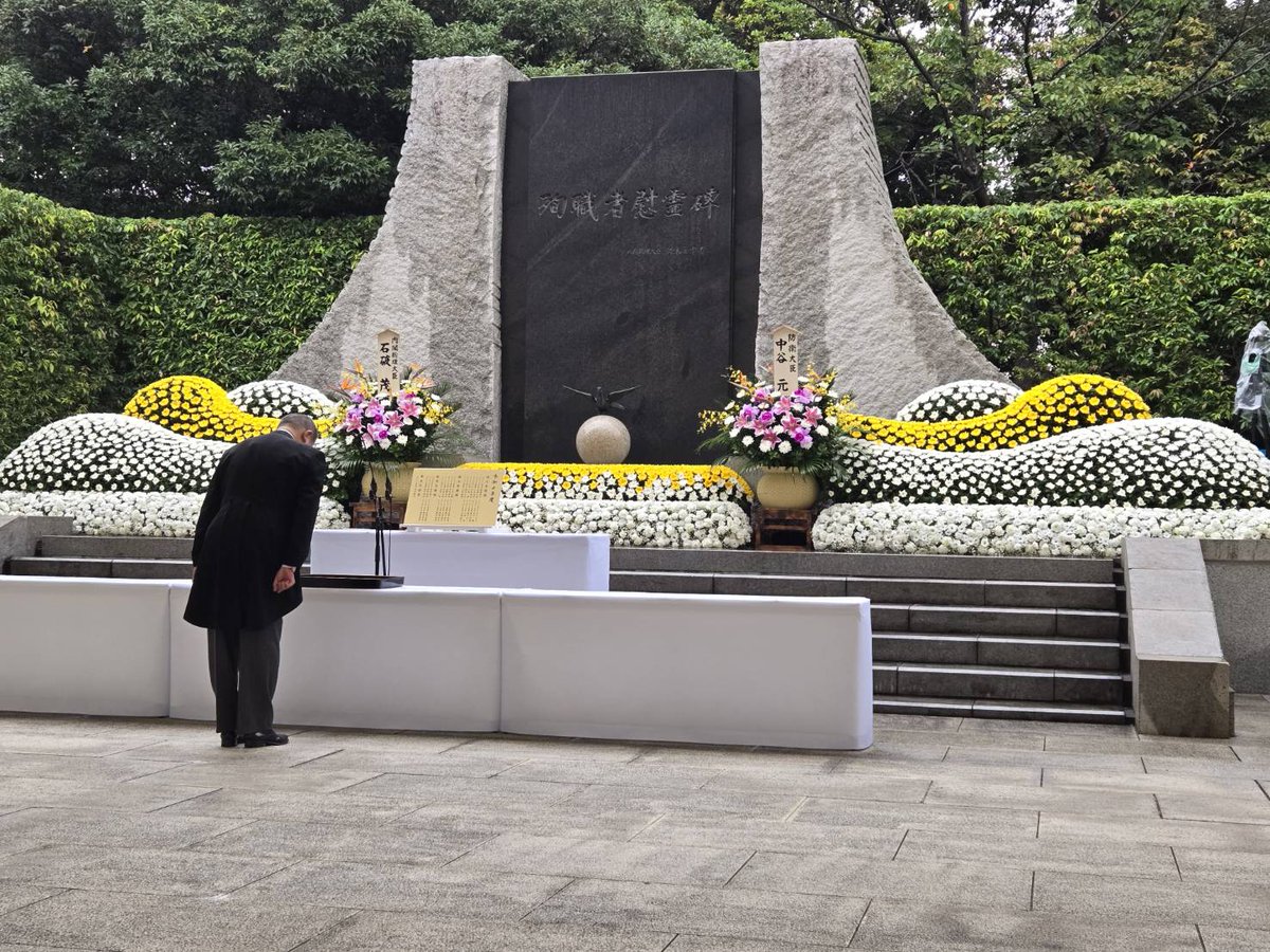 自衛隊殉職隊員追悼式。本日新たに30柱の御霊が祀られました。職務の遂行に全身全霊を捧げられた隊員のご遺志を受け継ぐこと、ご家族の悲しみに寄り添うことをお誓い致しました。