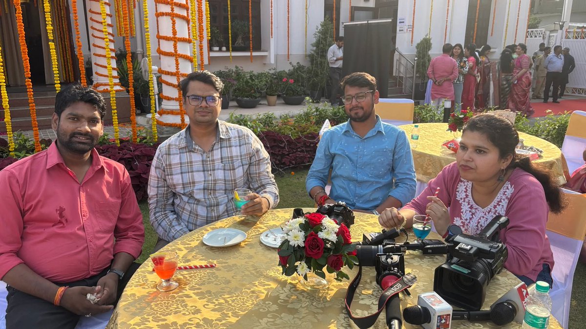 KumodYadav_'s tweet image. आज दिल्ली स्थित मुख्यमंत्री आवास पर सीएम रेखा गुप्ता ने महिलाओं के साथ हर्षोल्लास से करवाचौथ का पर्व मनाया।
मीडिया कवरेज के दौरान ली गई ये खास तस्वीरें इस बात की गवाह हैं कि समर्पण और मेहनत के आगे कोई भी बाधा टिक नहीं सकती।

#CMHouse #rekhaguptacm #BJP4Delhi #KarwaChauth2025