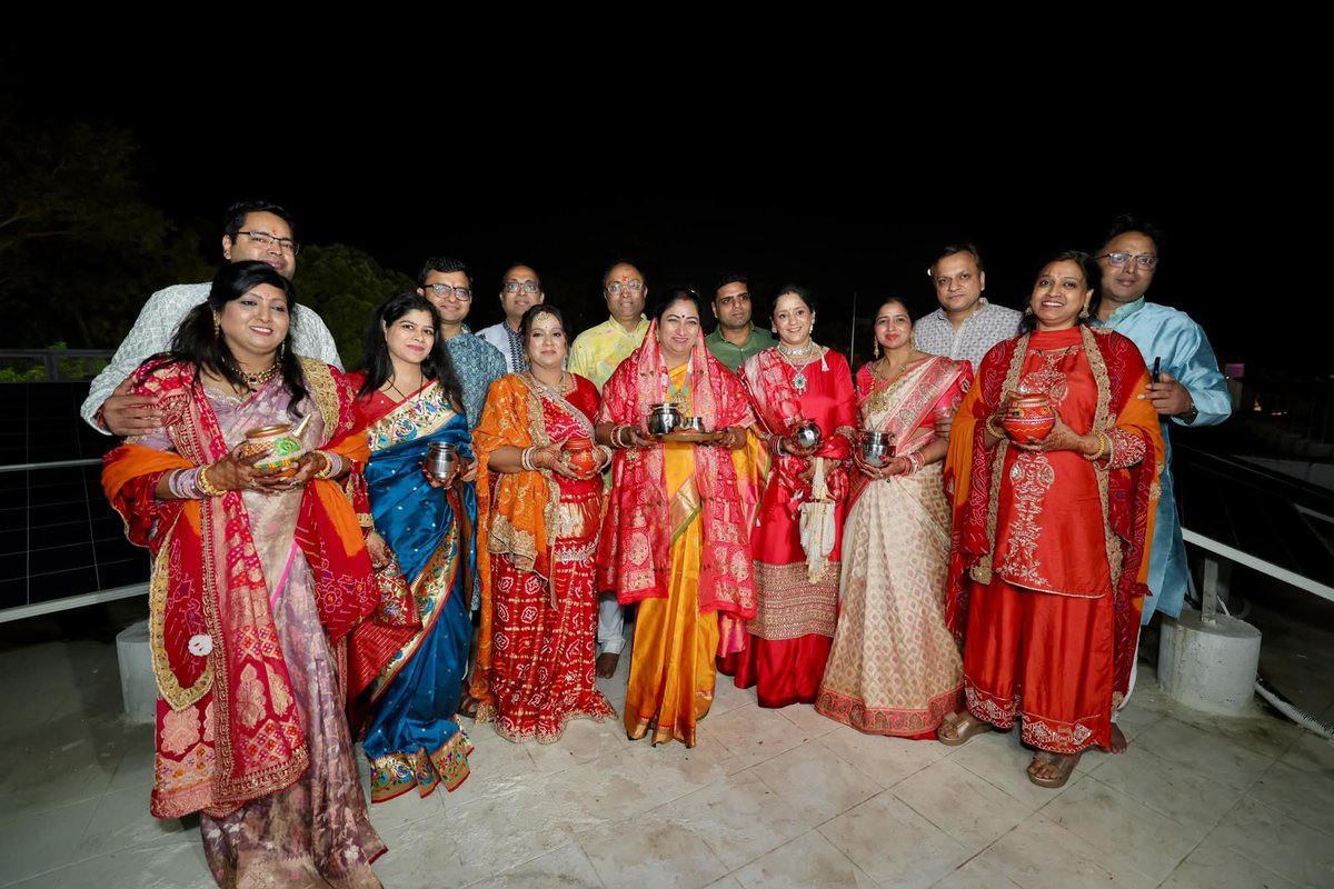 KumodYadav_'s tweet image. आज दिल्ली स्थित मुख्यमंत्री आवास पर सीएम रेखा गुप्ता ने महिलाओं के साथ हर्षोल्लास से करवाचौथ का पर्व मनाया।
मीडिया कवरेज के दौरान ली गई ये खास तस्वीरें इस बात की गवाह हैं कि समर्पण और मेहनत के आगे कोई भी बाधा टिक नहीं सकती।

#CMHouse #rekhaguptacm #BJP4Delhi #KarwaChauth2025