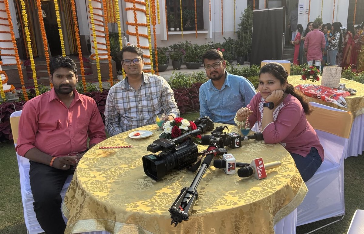 KumodYadav_'s tweet image. आज दिल्ली स्थित मुख्यमंत्री आवास पर सीएम रेखा गुप्ता ने महिलाओं के साथ हर्षोल्लास से करवाचौथ का पर्व मनाया।
मीडिया कवरेज के दौरान ली गई ये खास तस्वीरें इस बात की गवाह हैं कि समर्पण और मेहनत के आगे कोई भी बाधा टिक नहीं सकती।

#CMHouse #rekhaguptacm #BJP4Delhi #KarwaChauth2025