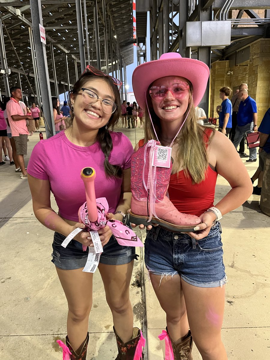 CHSCougaretteFC's tweet image. Proud to see some of our Cougarettes out supporting “Pass The Boot” for a great cause in Pink Warrior Advocates!

#CougarKingdom👑 #PinkOut🩷