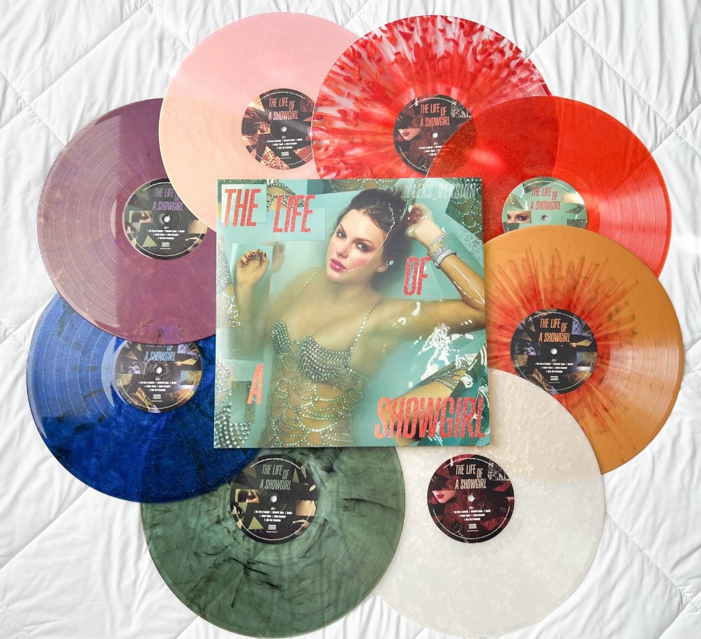 TigerLilly_Mom's tweet photo. Has anyone noticed the album variants match the updated flowers on the piano? Except the blue, which kinda reminds me of Elizabeth Taylor's eyes.  @taylornation13 @taylorswift13  @TSTheErasTour https://t.co/HqD73xp6Rs