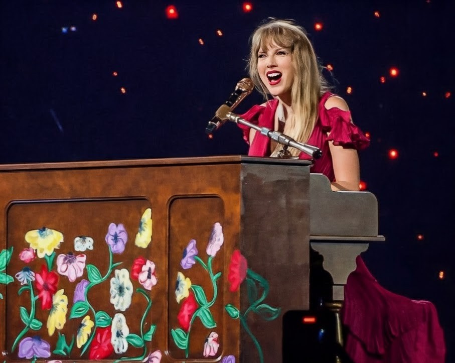 TigerLilly_Mom's tweet photo. Has anyone noticed the album variants match the updated flowers on the piano? Except the blue, which kinda reminds me of Elizabeth Taylor's eyes.  @taylornation13 @taylorswift13  @TSTheErasTour https://t.co/HqD73xp6Rs