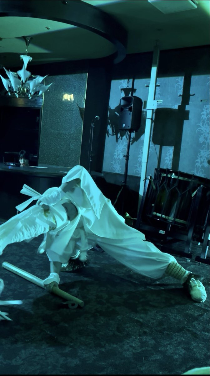 iku_haoruoharu's tweet image. 白えんぶりずっと観たいと思っていたので、セトリ神引きすぎました…！

低い声と高い声が混じる部分、催眠的というかかなり惹き込まれ感が強く、軽くトランス状態のような感覚でした。KANTAさんの舞から目が離せなかった。

#横丁オンリーユーシアター
#KANTA