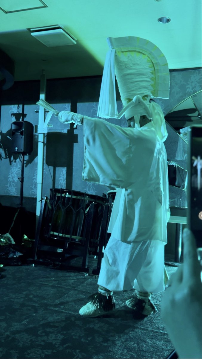 iku_haoruoharu's tweet image. 白えんぶりずっと観たいと思っていたので、セトリ神引きすぎました…！

低い声と高い声が混じる部分、催眠的というかかなり惹き込まれ感が強く、軽くトランス状態のような感覚でした。KANTAさんの舞から目が離せなかった。

#横丁オンリーユーシアター
#KANTA