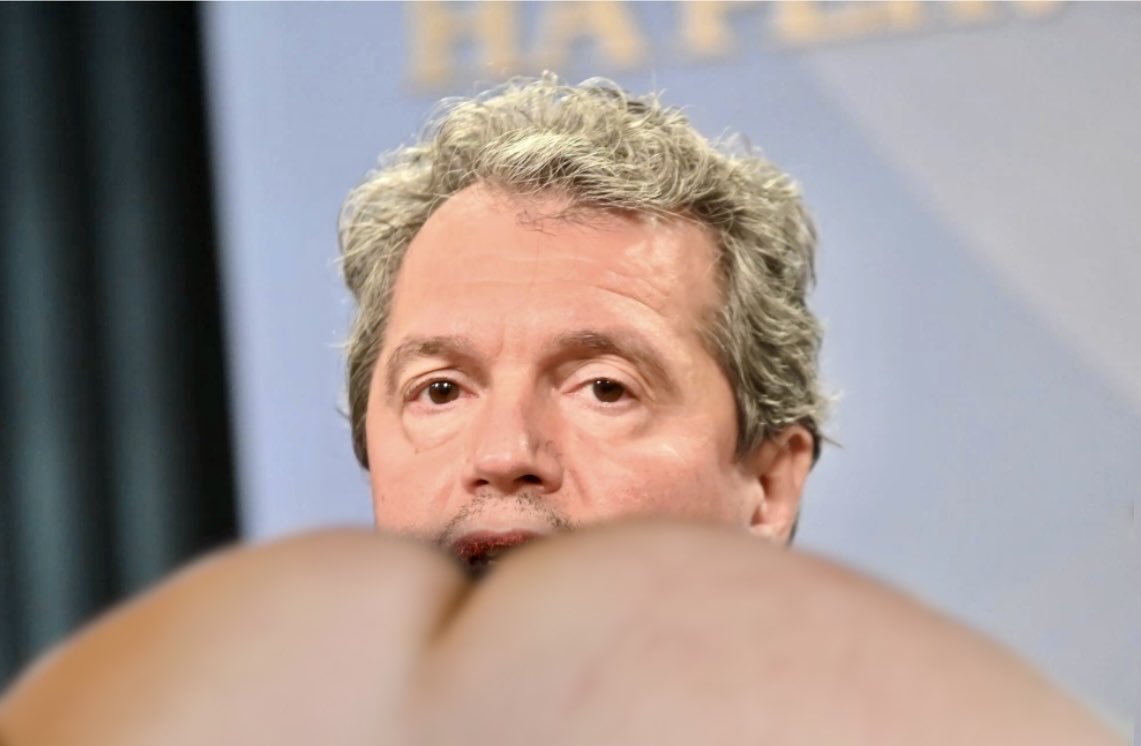 По време на извънредно среднощно изявление, г-н Делян Пеевски благодари на Тошко Йорданов, че го е целунал по правилното място на г*за.