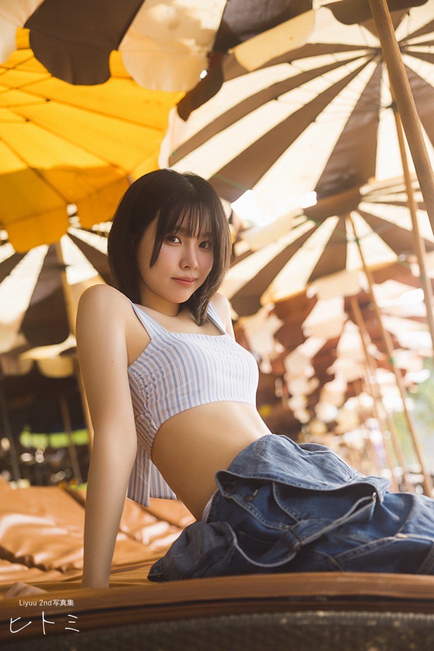 直筆サイン本】 Liyuu 2nd写真集 『ヒトミ』 声優 水着 リーユウ 楽天