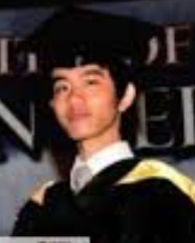 Saking haru dan gembiranya setelah diwisuda, lehernya keliatan agak memanjang ya ?