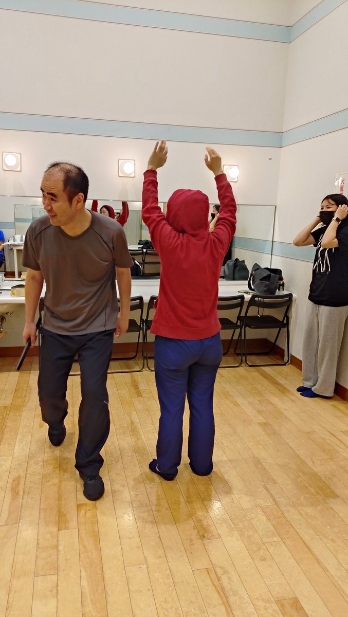 gekidanmumei's tweet photo. シーン稽古中、隅っこでストレッチをするゆうこさん。激写するとポーズをとってくれたゆうこさん。その後、柱になるゆうこさん。

#うりふたつ
#劇団無名
#博多扇貝
#劇団風三等星
#劇団HAっHAー‼︎
#ギリシア演劇研究会
#96文字
#劇団リーズクレシェンド
#劇団翠平船 https://t.co/CMCLxjwFNw