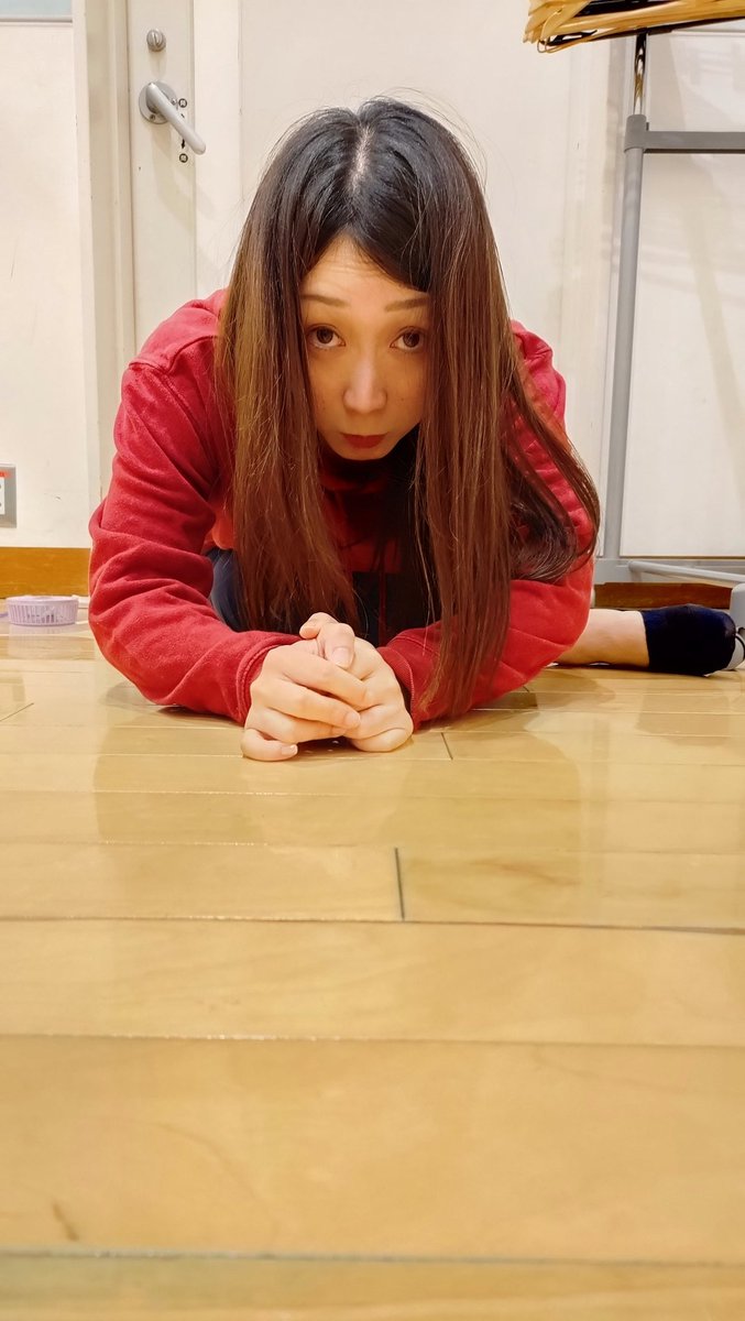 gekidanmumei's tweet photo. シーン稽古中、隅っこでストレッチをするゆうこさん。激写するとポーズをとってくれたゆうこさん。その後、柱になるゆうこさん。

#うりふたつ
#劇団無名
#博多扇貝
#劇団風三等星
#劇団HAっHAー‼︎
#ギリシア演劇研究会
#96文字
#劇団リーズクレシェンド
#劇団翠平船 https://t.co/CMCLxjwFNw