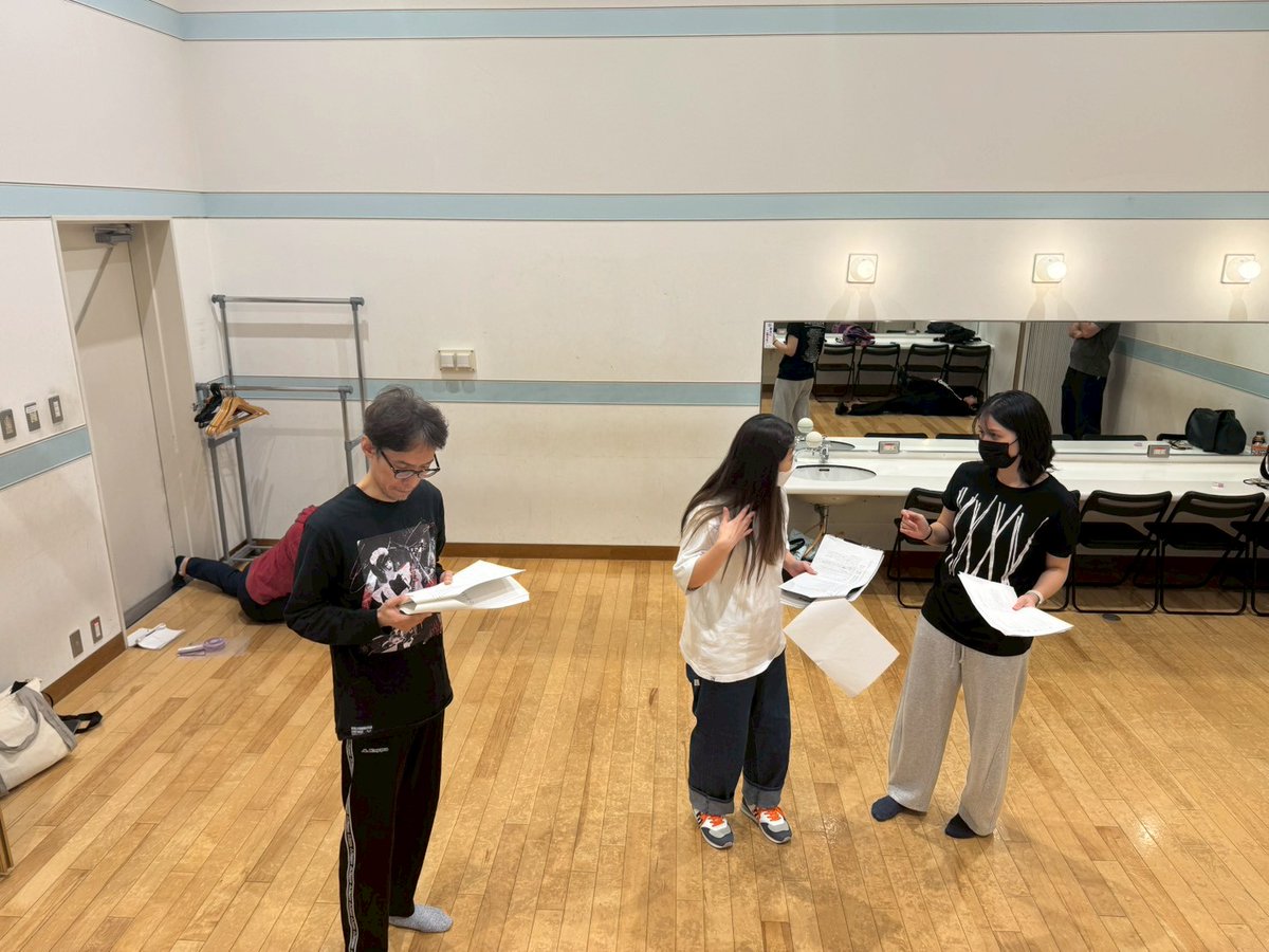 gekidanmumei's tweet photo. シーン稽古中、隅っこでストレッチをするゆうこさん。激写するとポーズをとってくれたゆうこさん。その後、柱になるゆうこさん。

#うりふたつ
#劇団無名
#博多扇貝
#劇団風三等星
#劇団HAっHAー‼︎
#ギリシア演劇研究会
#96文字
#劇団リーズクレシェンド
#劇団翠平船 https://t.co/CMCLxjwFNw