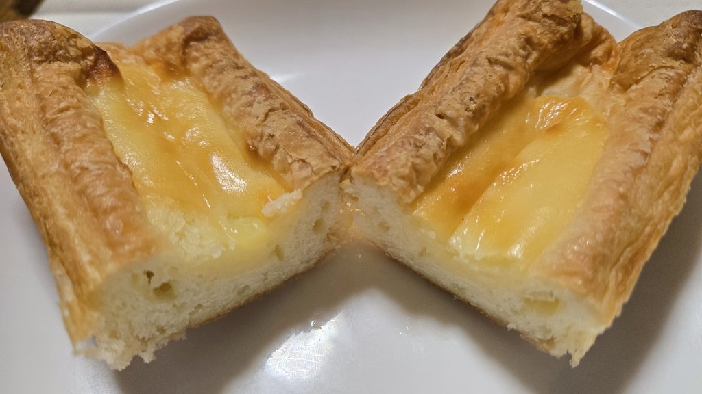 【チーズケーキデニッシュ×クイニーアマン】
ファミマ 198円 465kcal
4.0
デニッシュ生地のサクサクと下の飴がけのカリッカリの食感よく
円やかなチーズの甘みと噛むごとにじゅわっとバターの香りが広がりとても美味しい
温めると更にバターが香ばしくじゅわっとしてめちゃうま