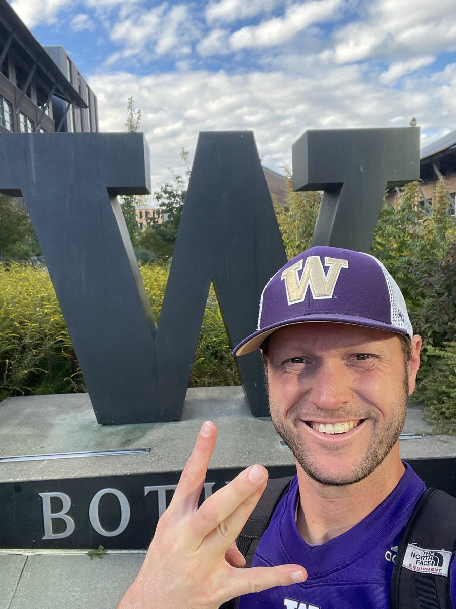 weaveryan's tweet image. Happy #WDay, proud #UWBothell student, go Dawgs!!!!  Beat Rutgers! 💜🏈💛